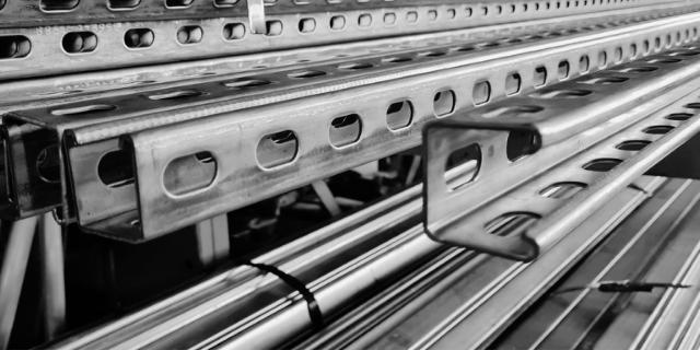 Multifunksjonell profilskinne