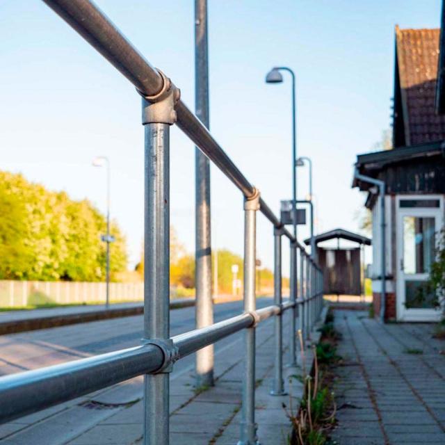 Rekkverk og sikkerhetsavskjerming på stasjon med Clarrods Clamps og rør